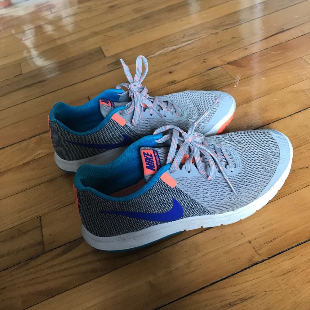 Nike tennis shoes gray size 8 run a little small